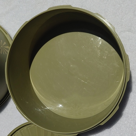Tupperware Vintage Set of 2 Apple Green Round 8 in Canisters - Picture 5 of 5